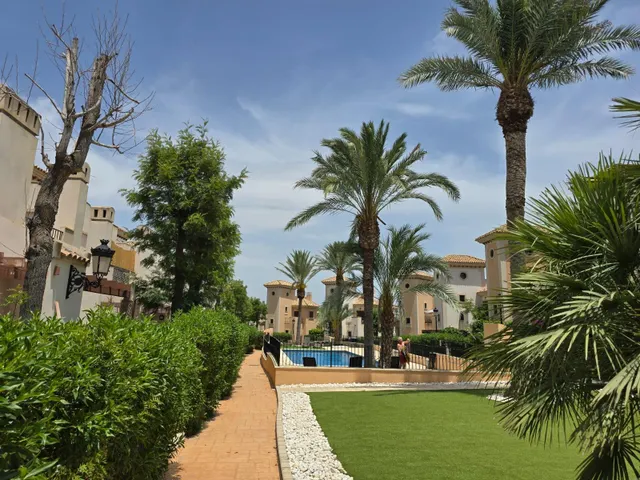 ADOSADO CON JARDÍN Y PISCINA COMUNITARIA EN CAMPO DE GOLF — 19