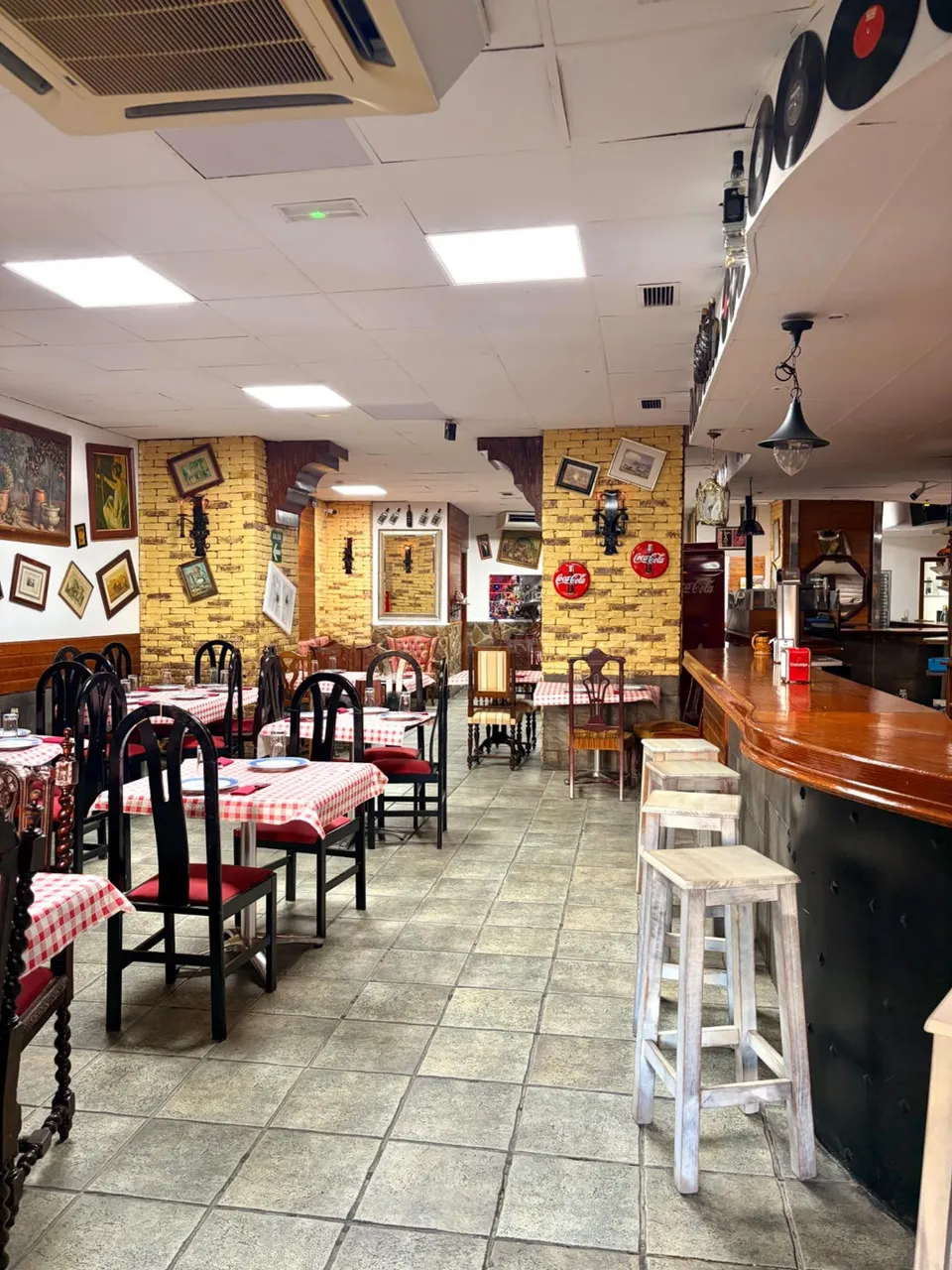 TRASPASO DE PIZZERÍA EN TORREVIEJA · LOCAL REFORMADO CON TERRAZA Y AMPLIA COCINA EQUIPADA