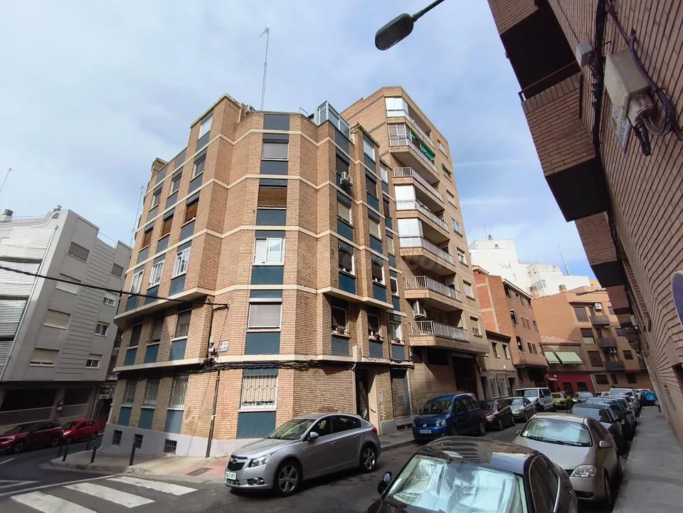 Piso de 53m2 útiles. Distribuido en dos dormitorios, salón, cocina y baño