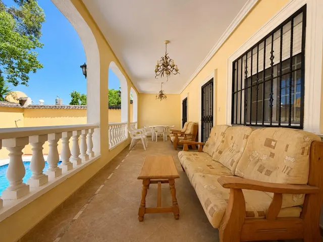 Villa independiente con piscina privada y 6 dormitorios junto a la Laguna Rosa de Torrevieja — 11