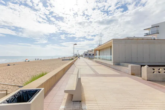 LUMINOSO APARTAMENTO CON VISTAS AL MAR A LA PLAYA DE DAIMÚS. — 28