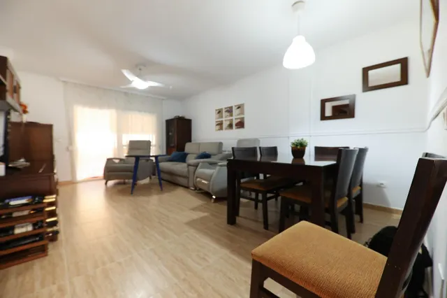Amplio piso de 3 dormitorios con terraza, garaje y trastero en Las Lagunas — 2