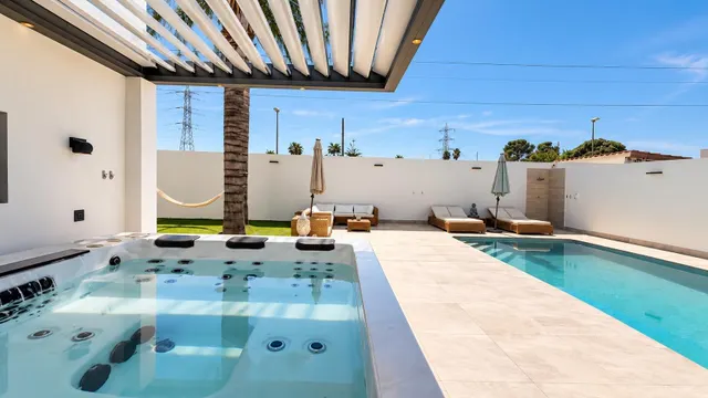 ESPECTACULAR VIVIENDA REFORMADA CON PISCINA, BODEGA, GIMNASIO Y UNA EXCEPCIONAL PRIVACIDAD — 11