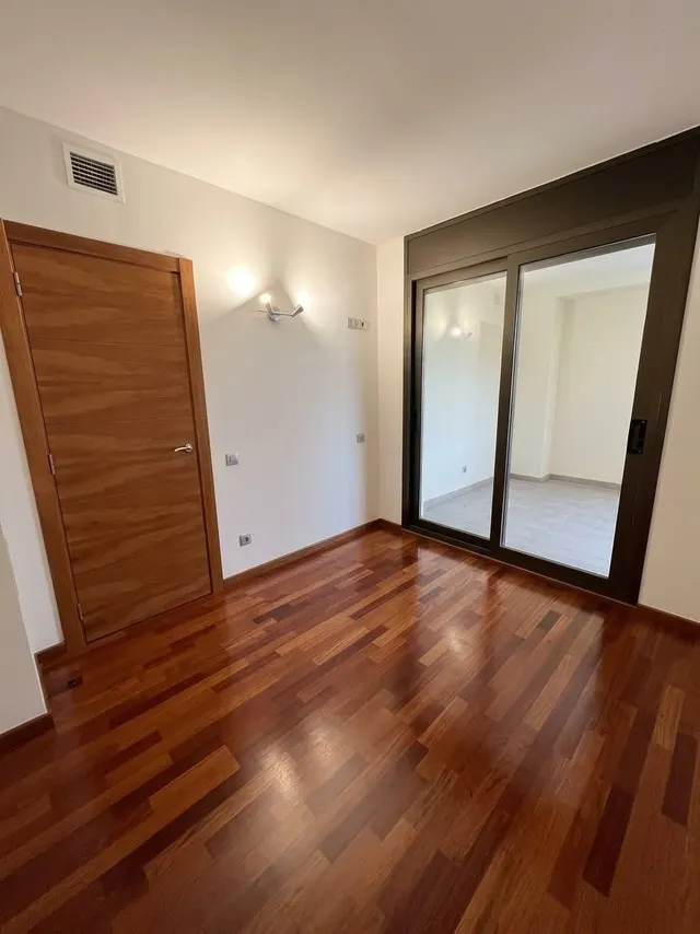Planta baja con patio privado en Creu Alta, Carrer Canonge Joncar con Carrer Vilacinca – 2 habitaciones, 2 baños y espacio exterior propio — 10
