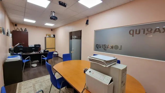 LOCAL COMERCIAL EN VENDA AL CENTRE — 12