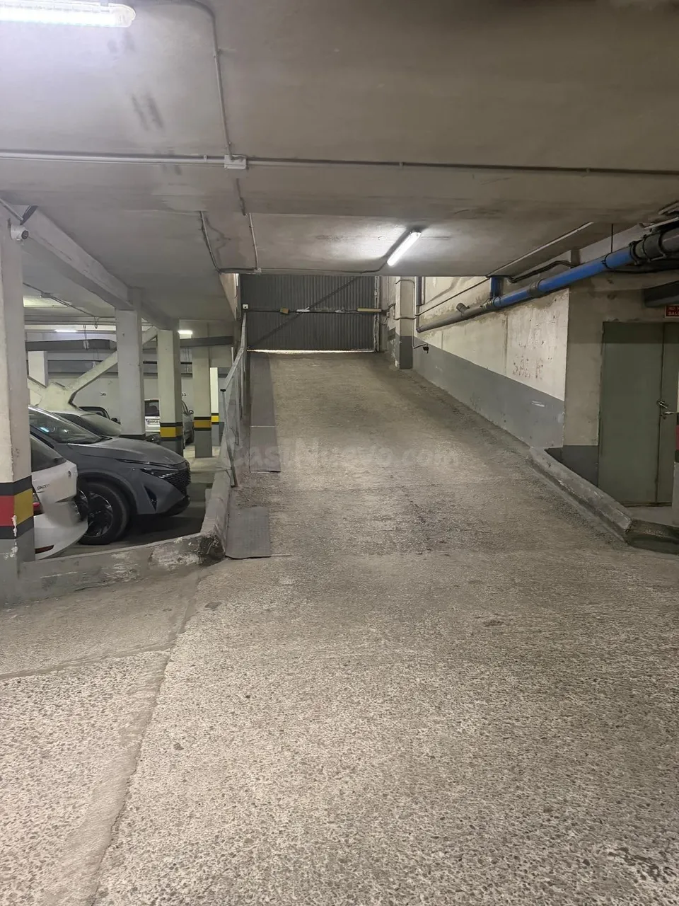 Plaza de parking para auto grande