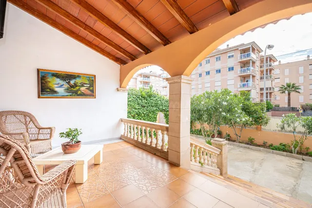 Chalet con amplio jardín y posibilidad de doble vivienda — 2