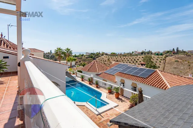 VILLA INDEPENDIENTE CON PISCINA, GRANDES TERRAZAS Y VISTAS AL MAR EN BENAJARAFE — 31