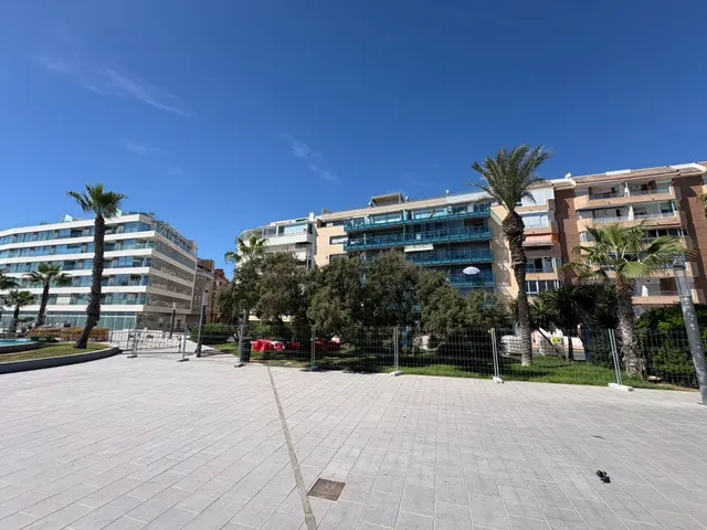 Apartamento moderno y espacioso en primera línea de mar junto a Playa del Cura. ¡3 dormitorios, 2 baños, balcón con vistas al mar (sureste) y piscina comunitaria! — 50