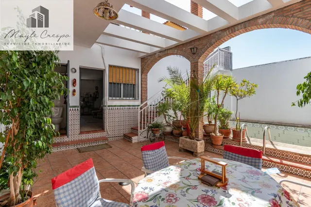 Gran Casa en Esquina en Atarfe – 4 Dormitorios, Piscina, Gar - foto 2