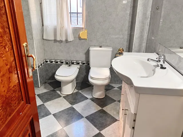 Casa de una planta con 4 Domitorios y patio en la zona de Cañero. — 10