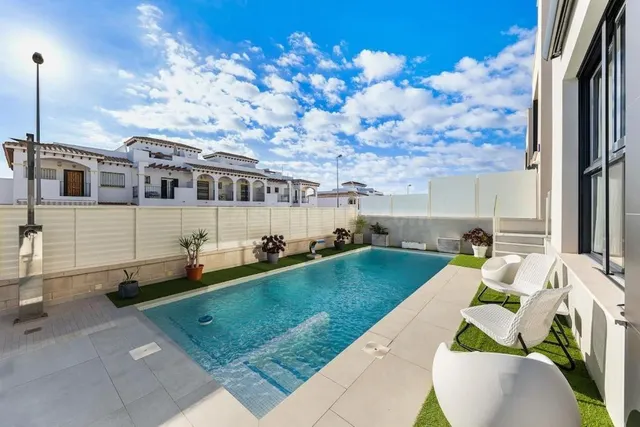 Espectacular villa independiente en esquina con piscina en O - foto 3