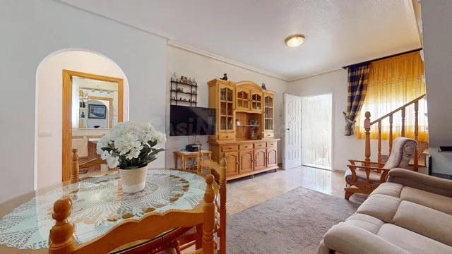 Vivienda en esquina con 4 dormitorios, terraza y gran parcel - foto 5
