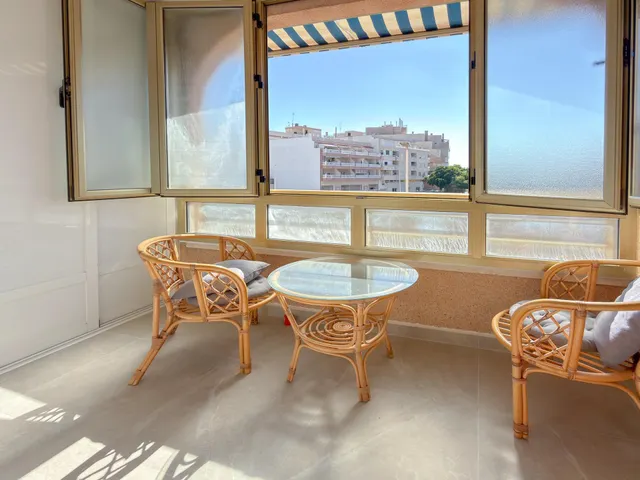 OPORTUNIDAD! Fantástico apartamento reformado con confortable terraza y vistas despejadas (210 Mts playa) — 10