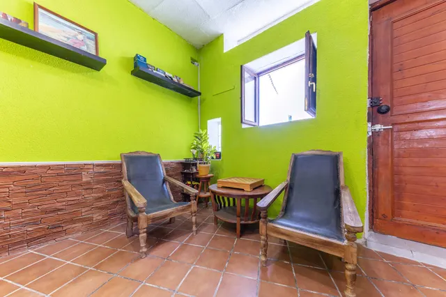 "Carácter rústico junto al mar, tu chalet para reinventar." — 16