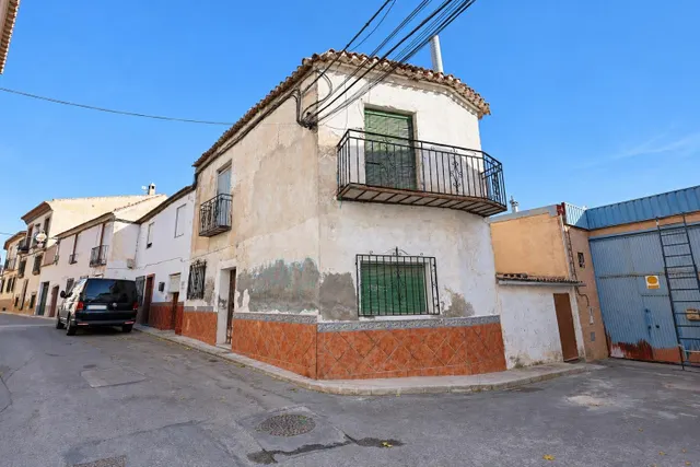 ️ SOLAR EN ESQUINA DE 111 M2 EN ALHENDÍN – POSIBILIDAD DE PE