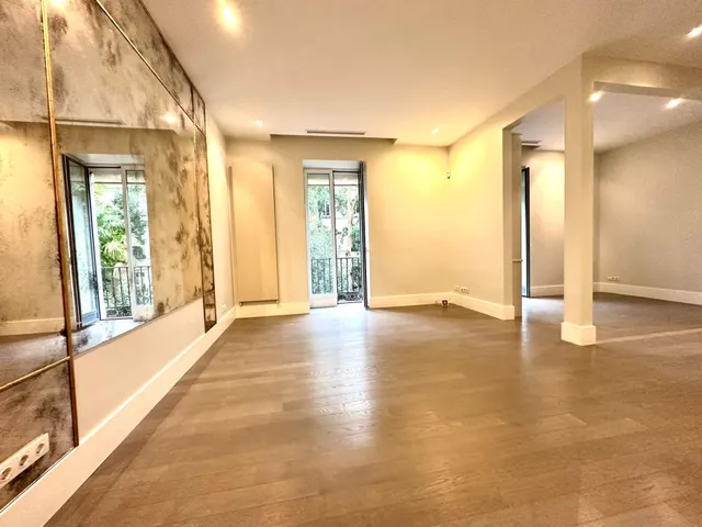 IMPRESIONANTE VIVIENDA EN CLAUDIO CUELLO ESQUINA JORJE JUAN — 10