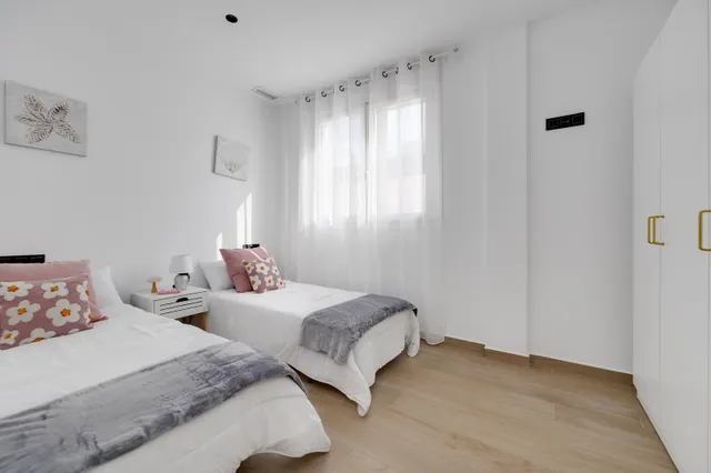Villa moderna de 3 dormitorios con piscina privada en Aguas Nuevas, Torrevieja — 28