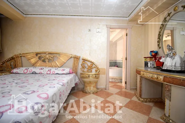 AMPLIA CASA CON GARAJE Y GRAN TERRAZA Y UNA SEGUNDA VIVIENDA — 14