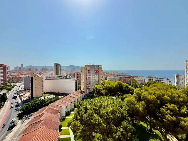 AMPLIA VIVIENDA DE ESQUINA CON DOS TERRAZAS, VISTAS AL MAR Y - foto 2
