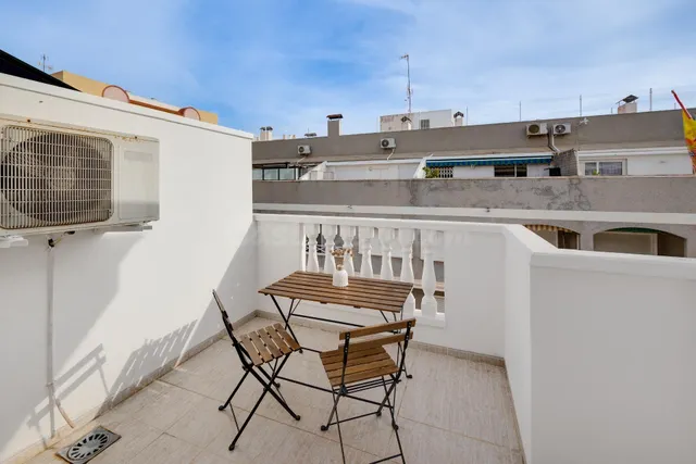Ático de 2 dormitorios a tan solo 300 metros del mar - foto 4