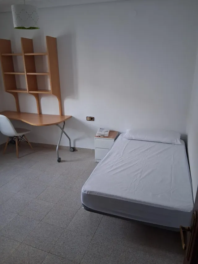 Amplio piso de cuatro dormitorios con muebles a estreno. — 17