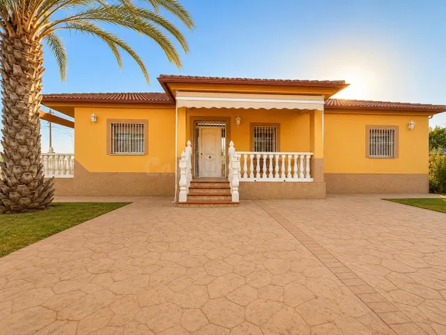 Casa independiente con 966 m2 de parcela en Nuevo Higuerón (