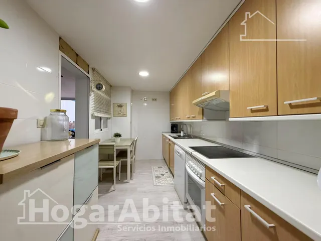 Excelente ubicación y reforma integral en este luminoso piso exterior con terraza, garaje y piscina comunitaria — 13