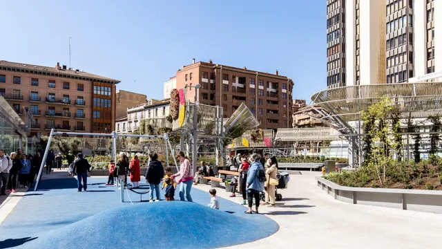 Amplia Vivienda en Avenida César Augusto con Garaje — 42