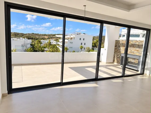 Ático de lujo con piscina infinity privada en Estepona, a 1 km de la playa — 4