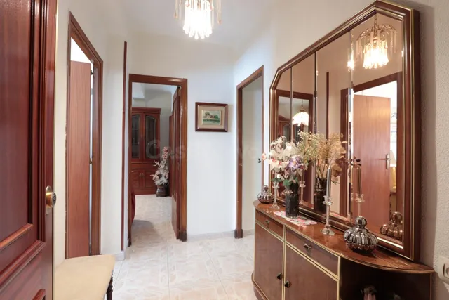 Piso en venta junto a calle Ángel Bruna de 110 m2, 3 dormitorios, baño y aseo, balcon y terraza acristalada — 2