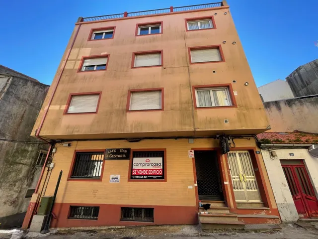 Edificio con garaje y local comercial en el centro de Ribeira — 9