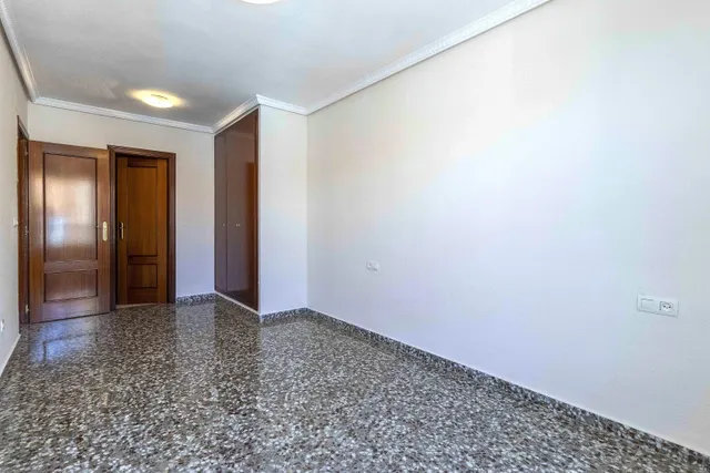 Amplia vivienda de 4 dormitorios con garaje, trastero y metro a pocos minutos — 42
