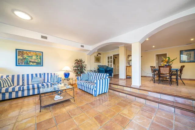 Exclusiva vivienda con jardín y piscina privada en Son Verí  - foto 2