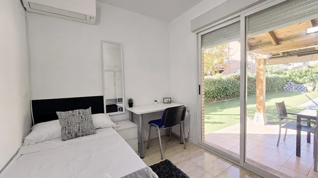 Alquiler de habitaciones por temporada en chalet con piscina de Villanueva de la Cañada (Madrid). — 8
