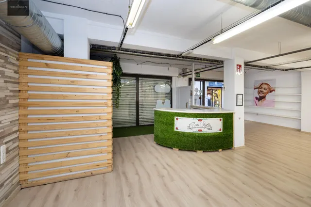 Local Comercial en el Corazón de Granada - Oportunidad Única — 10