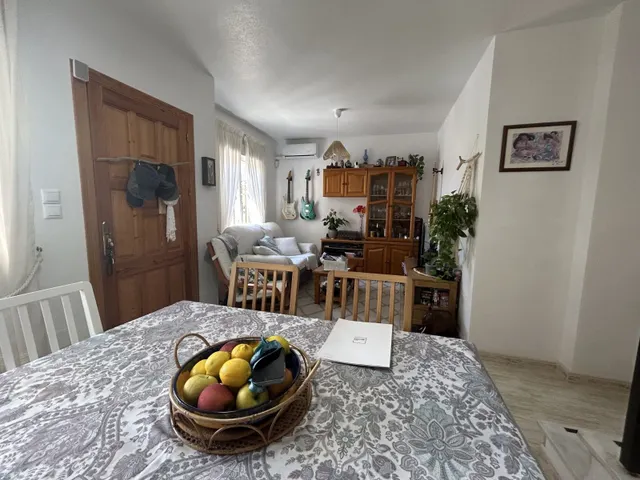 Apartamento esquinero luminoso y espacioso de dos plantas (aprox. 90 m2 - plantas 1 y 2) con gran terraza en la planta baja, 3 balcones (2 al sur y 1 al norte) y una gran piscina comunitaria. — 7