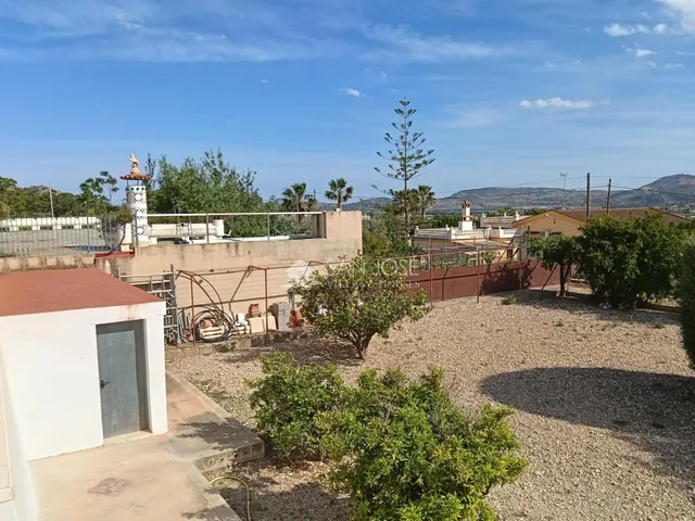 SE VENDE CHALET CON PISCINA EN BUEN ESTADO EN ASPE — 41