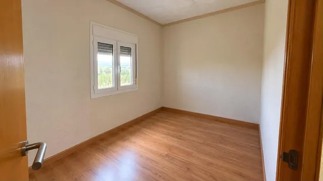 Casa con jardín y piscina en la pera – vivienda y negocio en un mismo lugar — 9