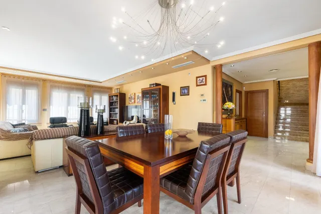 Impresionante villa de 620 metros con piscina, sotano, bodega y GYM!!! — 38