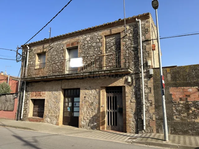 Casa para reformar con terrenos en venta en Vilamacolum, Alt