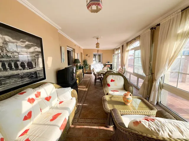 Chalet con piscina y amplias estancias en El Chaparral — 25