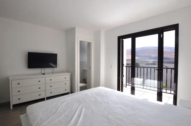 Casa semiadosada en esquina con vistas a los volcanes en Yaiza — 21