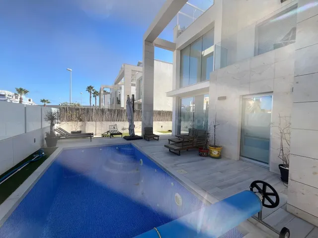 MAGNIFICA VILLA, MUY COQUETA, UN AUTENTICO LUJO A SU ALCANCE