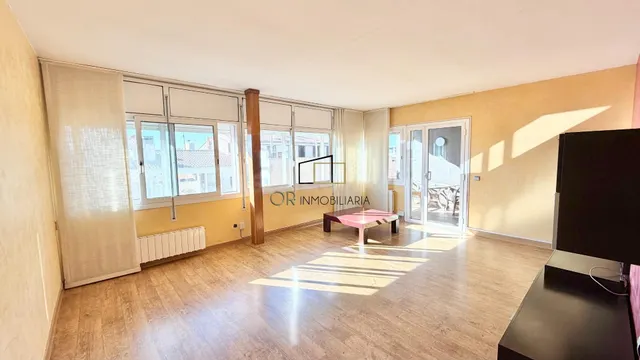 Amplio piso de 4 habitaciones con terraza y parking en La Ba - foto 2
