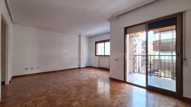 Piso SIN AMUEBLAR de 4 dormitorios, dos baños y plaza de garaje en la Calle Puerta Nueva — 2