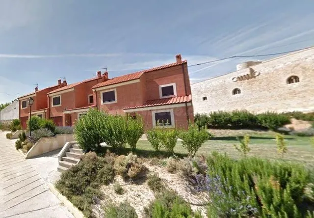 SE VENDE casa adosada OKUPA en C Castillo 18 de Fuentes de V - foto 2