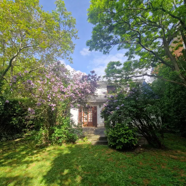 Precioso chalet con jardín en el centro histórico de Bustarv - foto 2