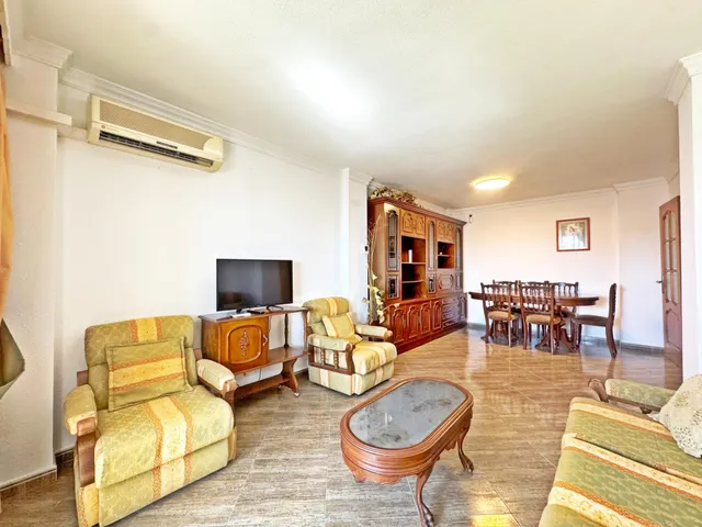 Amplio piso en esquina todo exterior con terraza y vistas al mar junto a Vialia y Avenida de Andalucía. — 10
