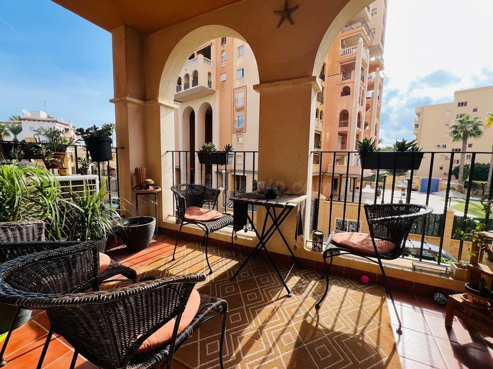 Apartamento de 2 dormitorios con terraza y piscina en Atalayas, Torrevieja
